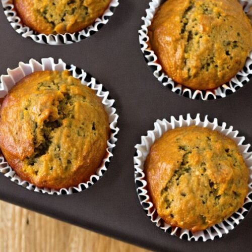 Banan og gulrotmuffins